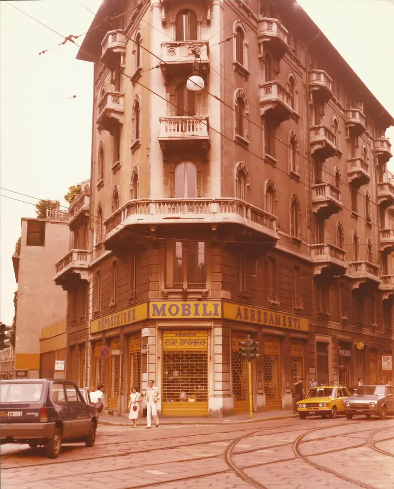 L’angolo del palazzo di Ca’ d’Oro con le vetrine al pianterreno e i binari del tram, in una foto d’archivio a colori