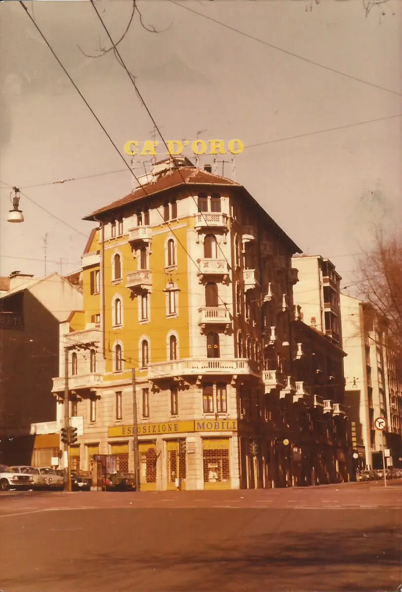 Il palazzo d’angolo color ocra con l’insegna di Ca’ d’Oro sul tetto, di giorno
