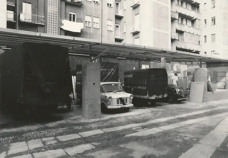 Il cortile del magazzino con i camion sotto la tettoia