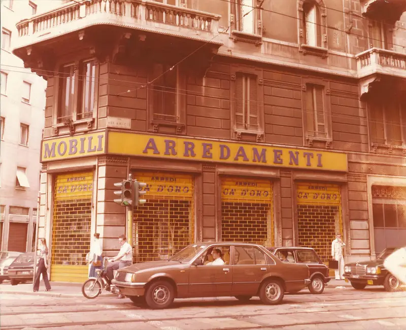 L’angolo del palazzo con le vetrine e l’insegna «Mobili arredamenti» sopra il pianterreno